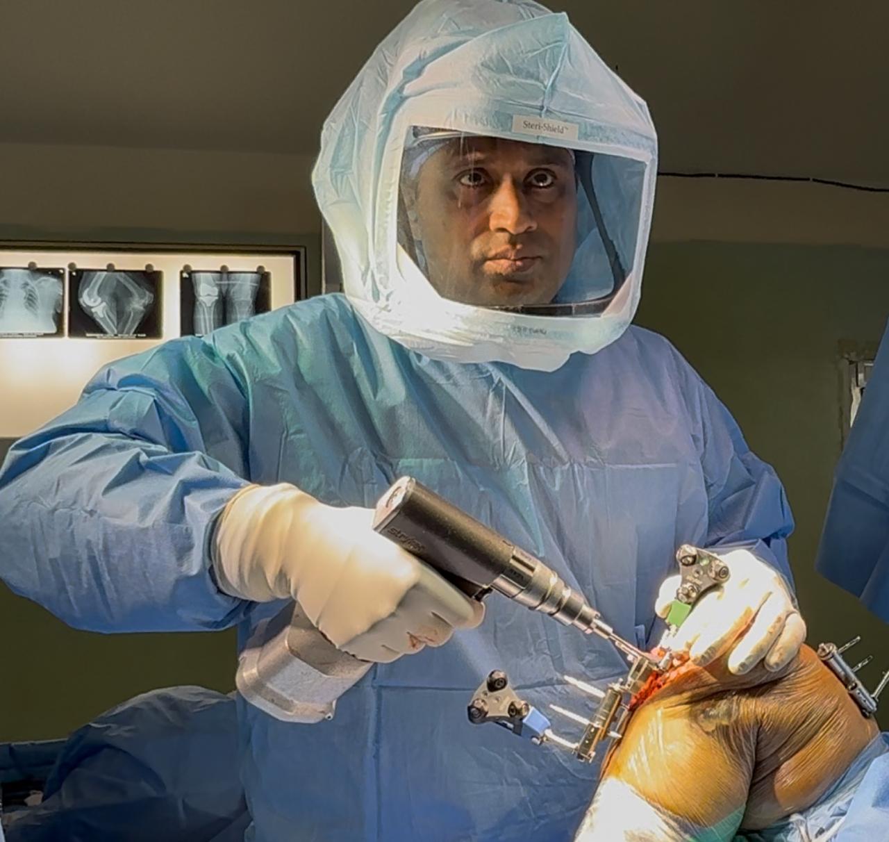 Dr. Pandher performing arthroscopic surgery